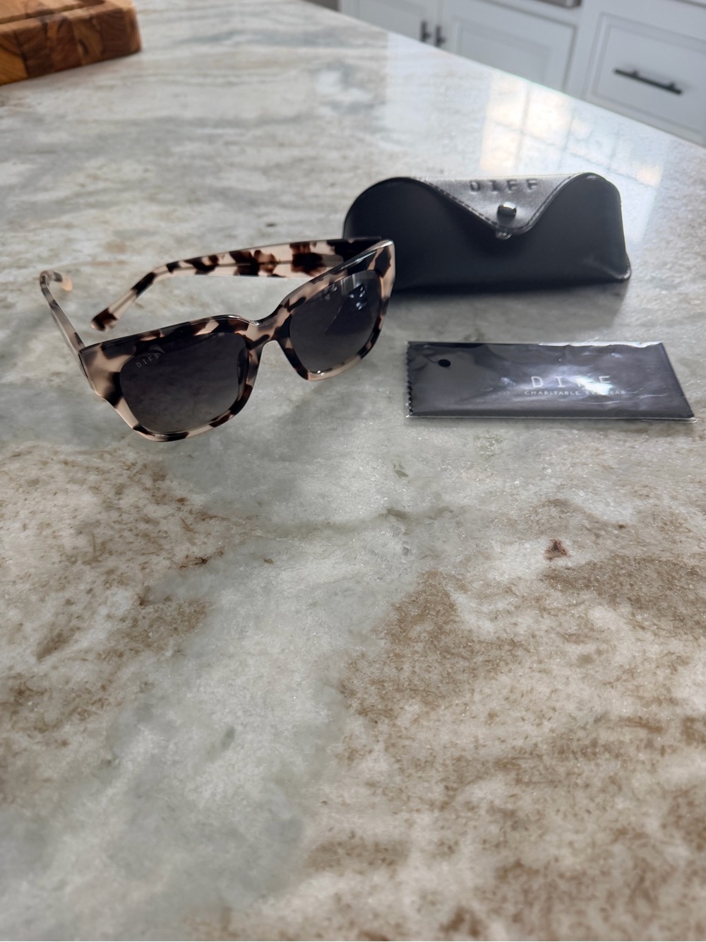 Diff Eyewear Women's BELLA II Cream Tortoise Gray Gradient Sunglasses